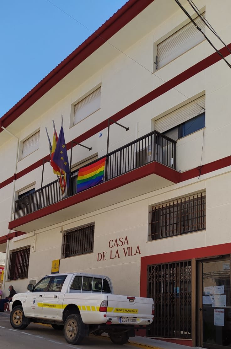 La bandera de l’Orgull oneja al balcó de l’Ajuntament de Càlig
