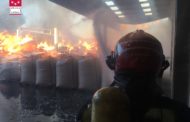 Important incendi en una empresa de tractament de fusta de Vall d'Alba