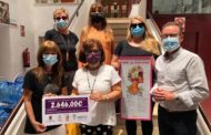 Alcalà-Alcossebre dóna la recaptació de les samarretes del Dia de la Dona a l'Associació Local Contra el Càncer