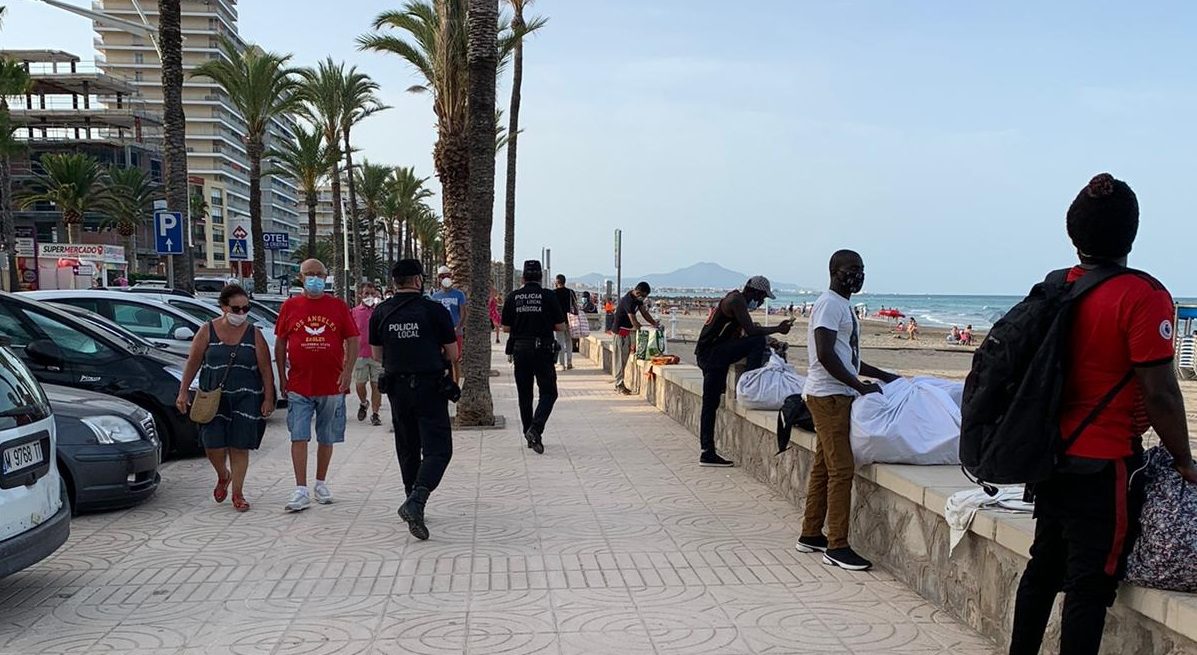 La Policia Local de Peníscola treballa per 'estrényer' el cércol al top manta