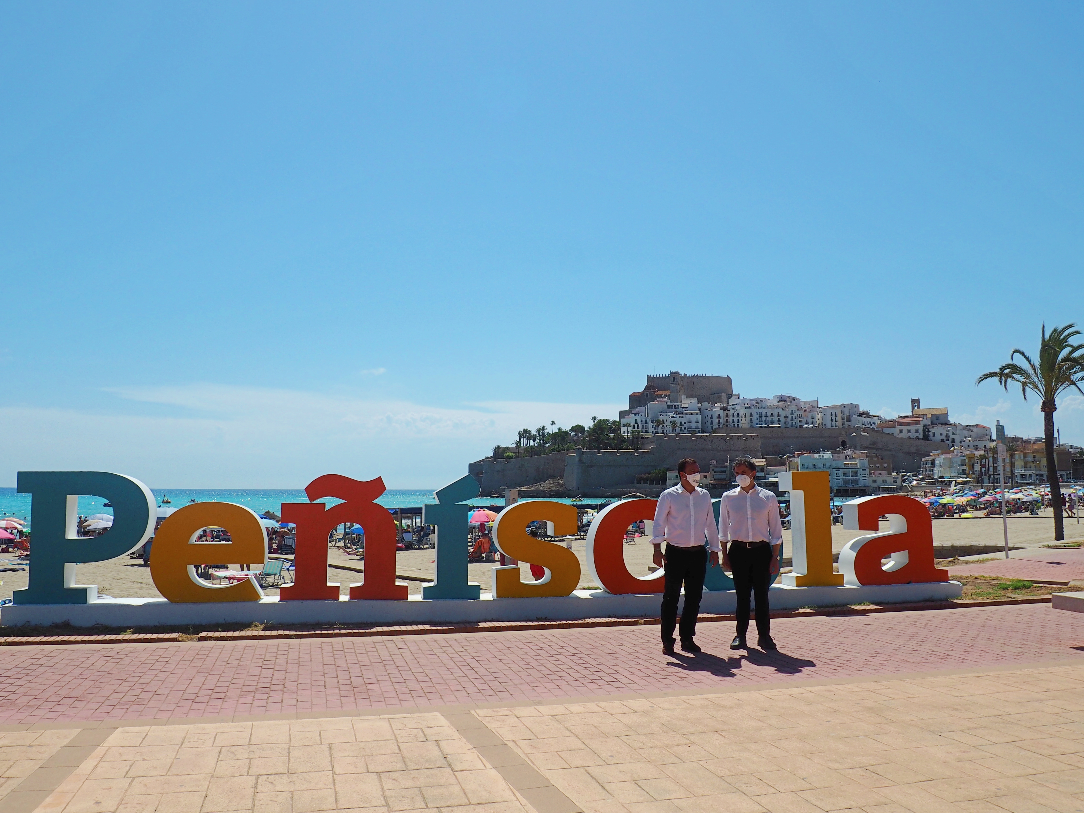 Peníscola renova les lletres XL del Passeig Marítim