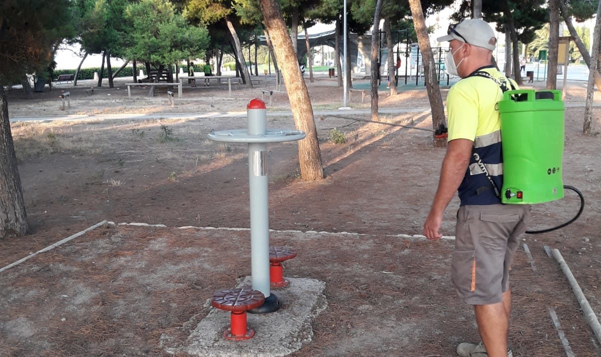 La Brigada Municipal de Vinaròs continua amb les tasques de desinfecció