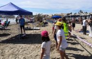 L'alumnat de l'Escola d'Estiu de Peníscola visita el dispositiu de salvament de la platja Nord