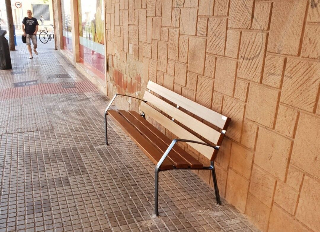 L'àrea d'Obres i Serveis de Vinaròs millora el mobiliari urbà del municipi