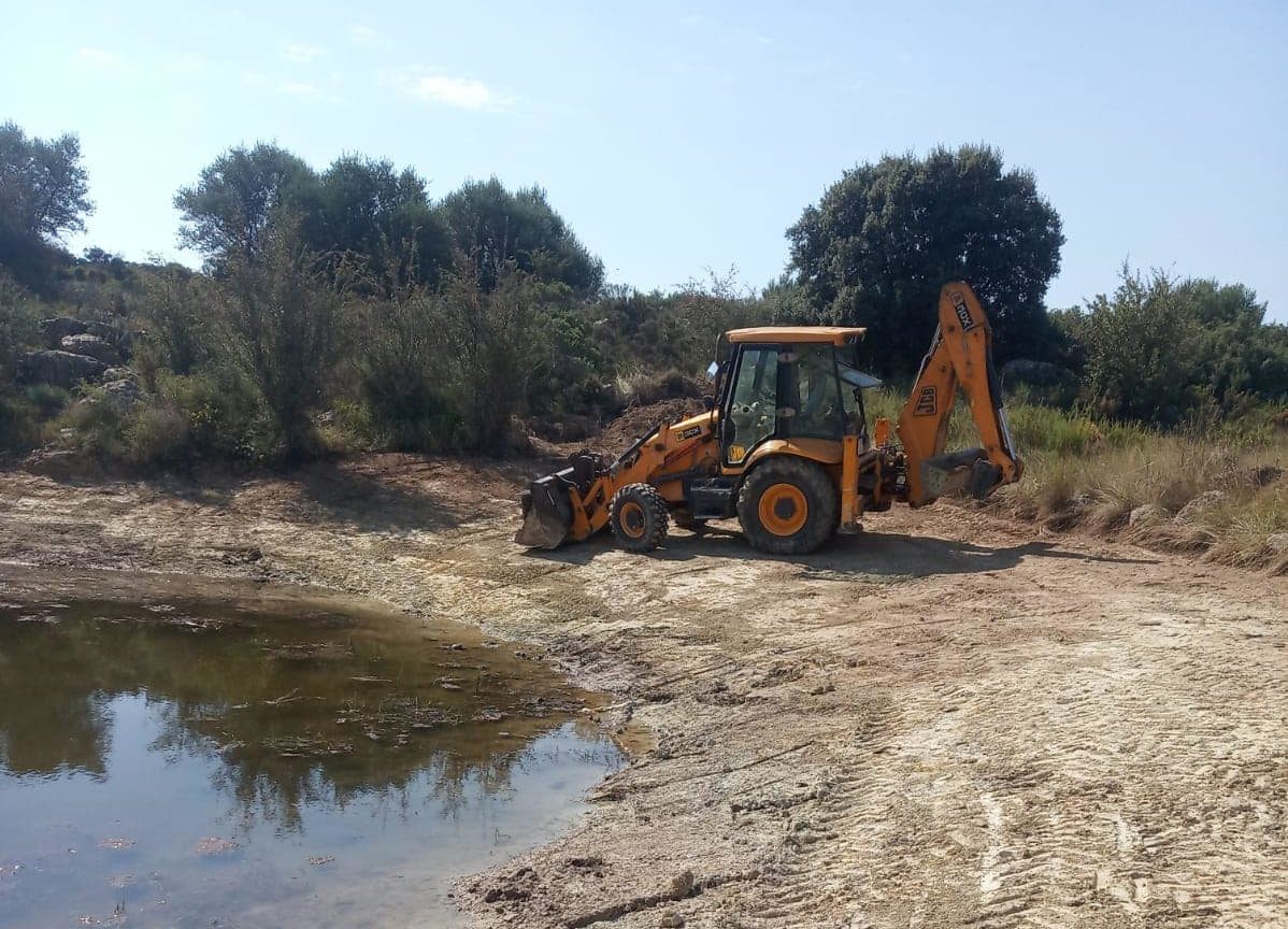 L'Ajuntament de Tírig neteja la bassa de la Valltorta
