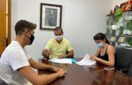 L'Ajuntament de Peníscola i Mènades d'Irta signen un conveni per a la promoció cultural i artística en el municipi