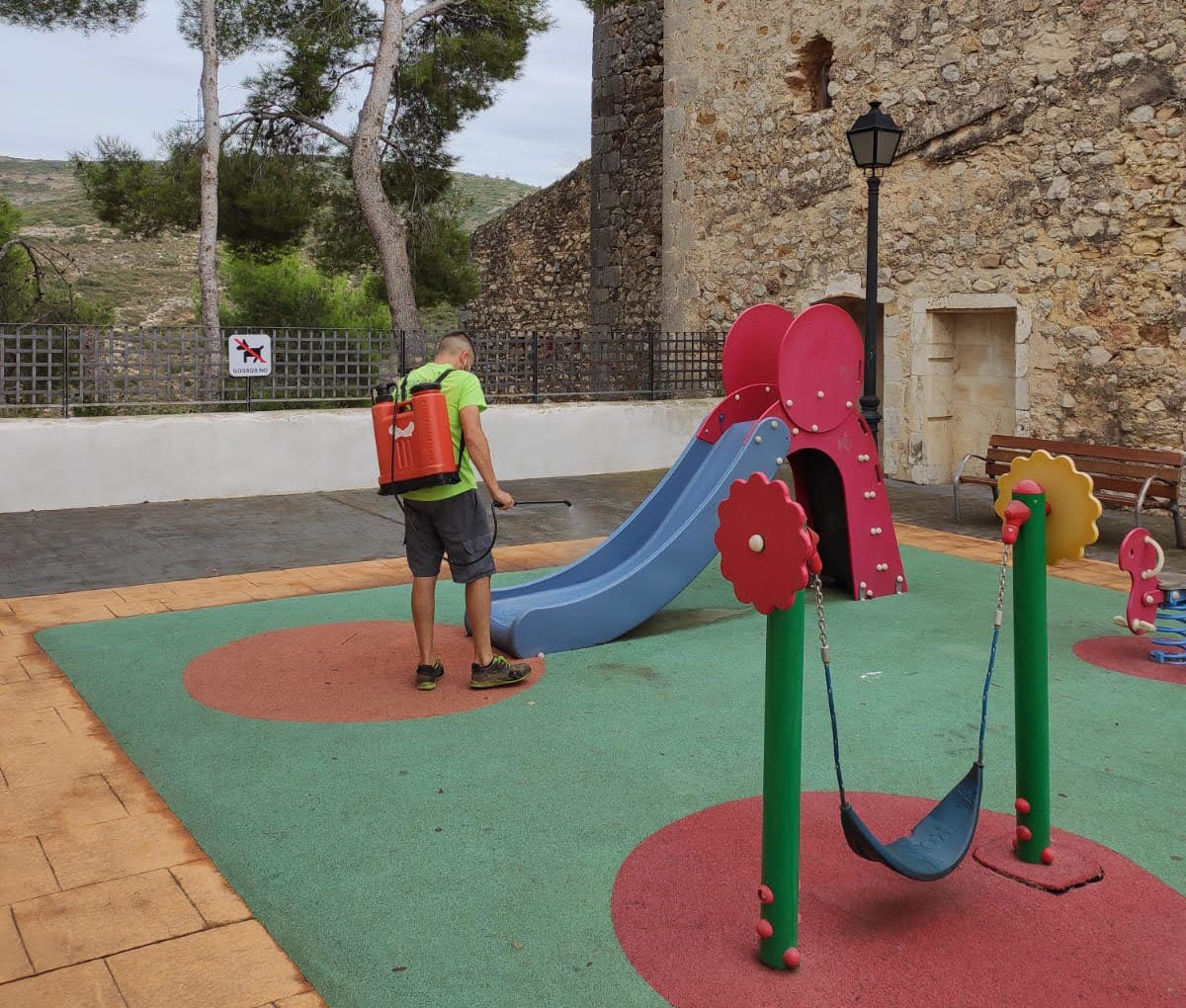 Les Coves de Vinromà reforça el servei de neteja i desinfecció als parcs infantils i la zona esportiva
