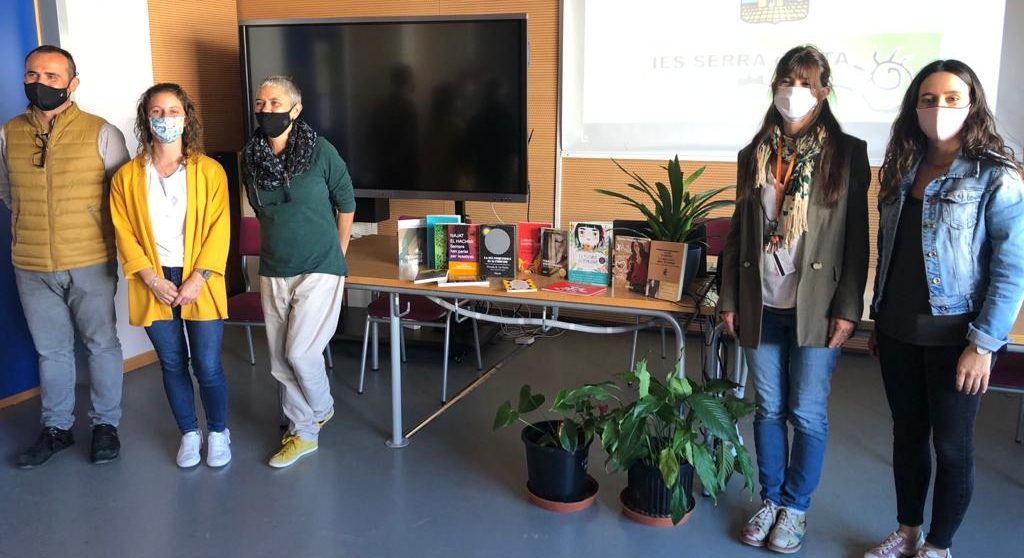 L'Ajuntament d'Alcalà-Alcossebre dona llibres sobre igualtat i violència de gènere a l'IES Serra d’Irta