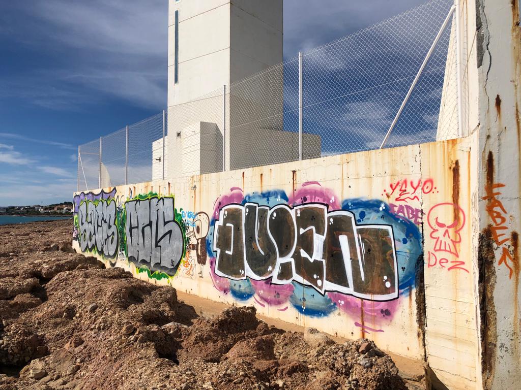 Alcalà-Alcossebre sol·licita a l'Autoritat Portuària de Castelló que s'eliminen les pintades del far d'Alcossebre