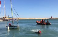 La Unitat de Rescat Aquàtic dels Bombers rescaten una xicoteta embarcació que havia bolcat prop de Peníscola