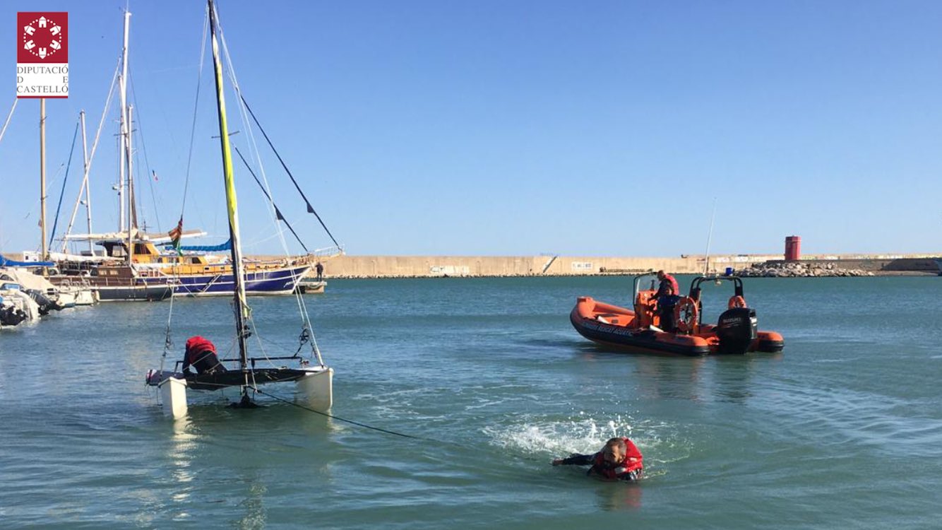 La Unitat de Rescat Aquàtic dels Bombers rescaten una xicoteta embarcació que havia bolcat prop de Peníscola
