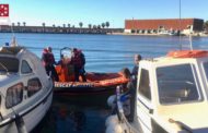 Els bombers participen en el rescat d'una persona morta en el port de Benicarló