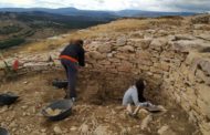 Un grup d'arqueòlegs treballa en el jaciment de la Lloma Comuna de Castellfort