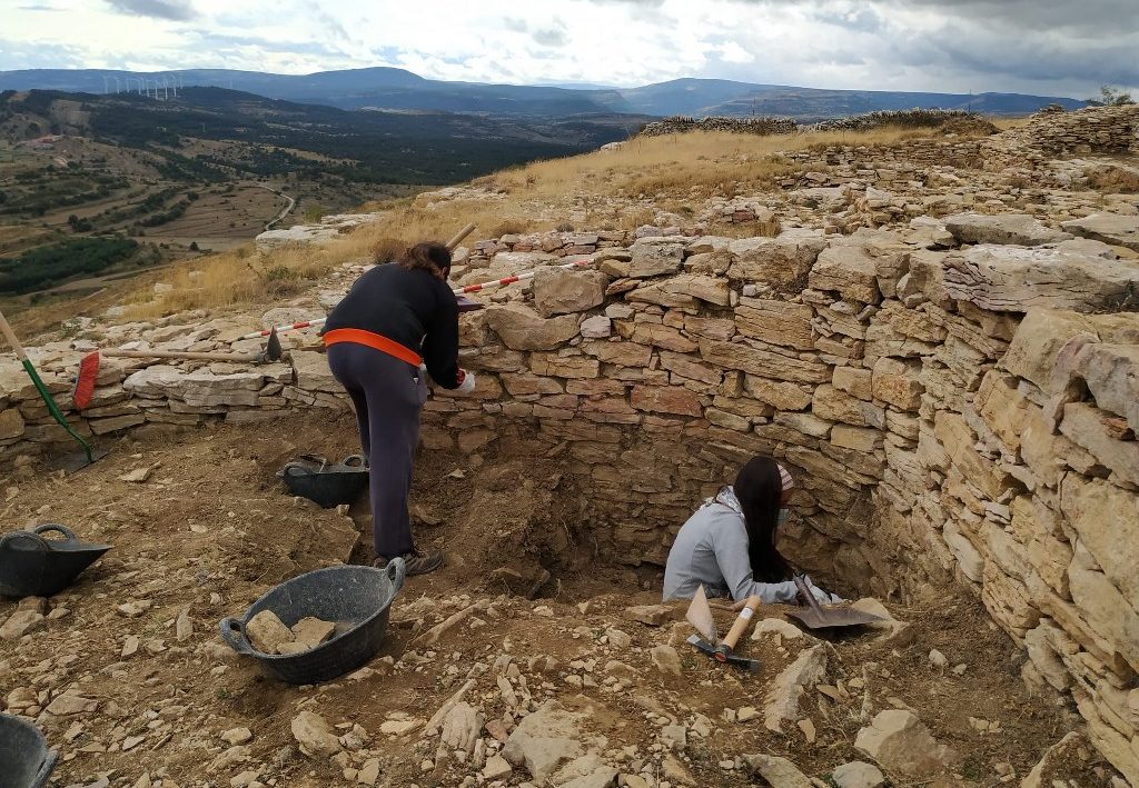 Un grup d'arqueòlegs treballa en el jaciment de la Lloma Comuna de Castellfort