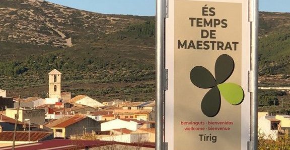Instal·lació a Tírig del cartell promocional de Terres del Maestrat