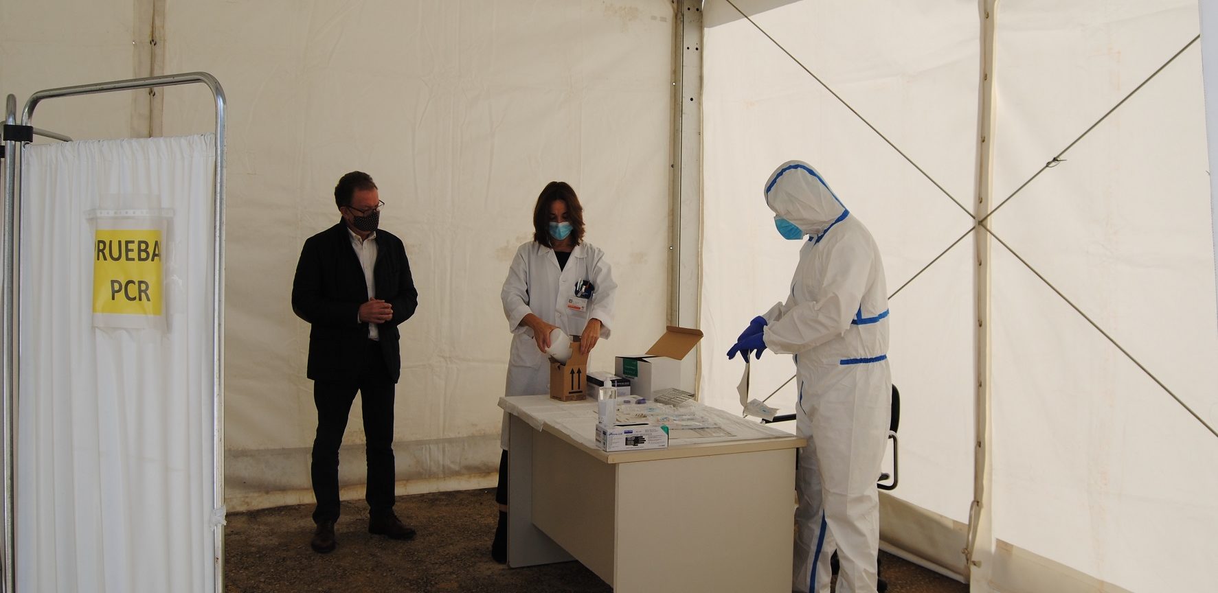 L'Ajuntament instal·la sis carpes per a augmentar l'espai en els centres de salut d'Alcalà i Alcossebre