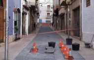 La Brigada d'Obres i Serveis d'Alcanar repara el paviment del carrer Ramón i Cajal