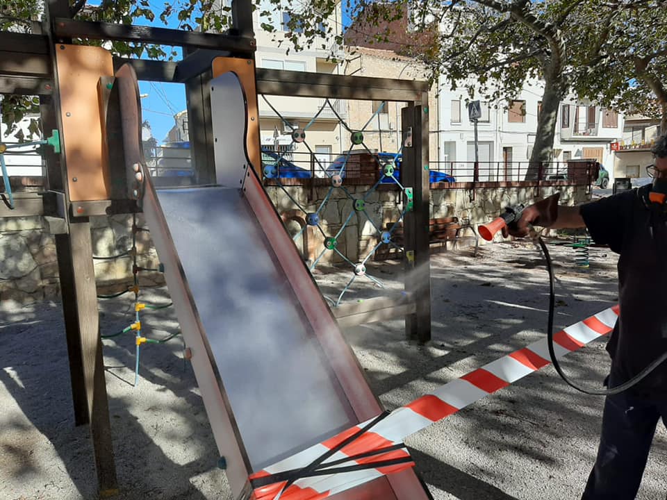 La Sénia realitza cada matí la higienització dels parcs infantils