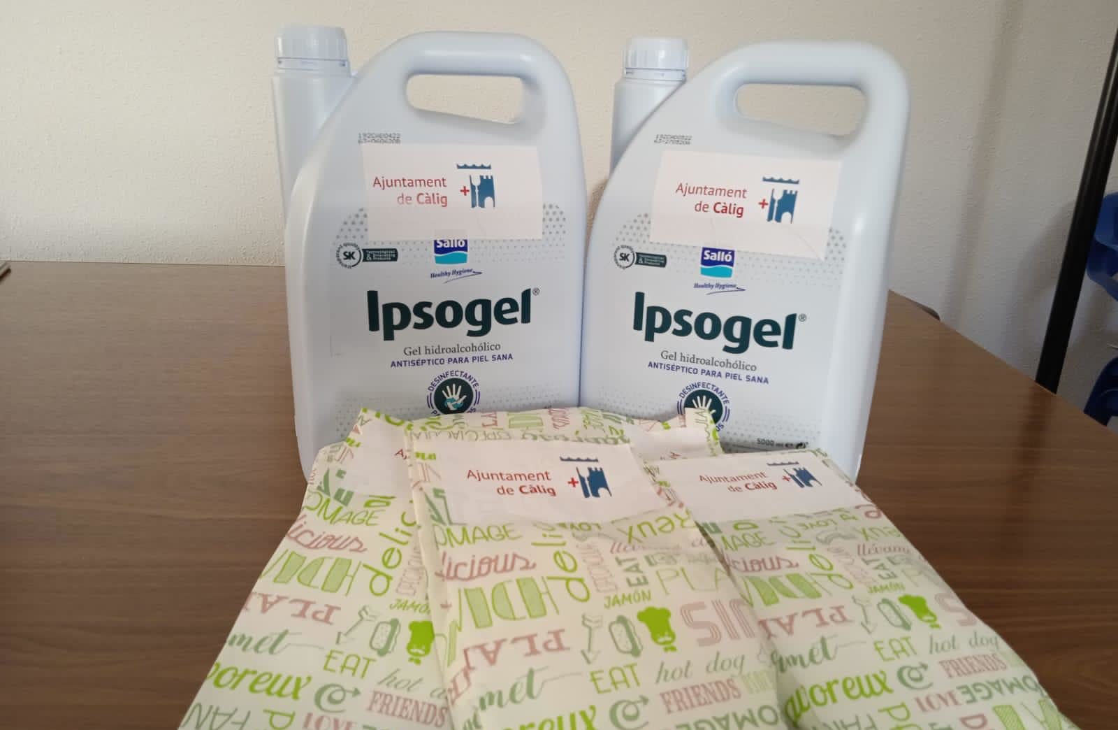 L’Ajuntament de Càlig reparteix mascaretes KN95 i gel hidroalcohòlic a les empreses de la població