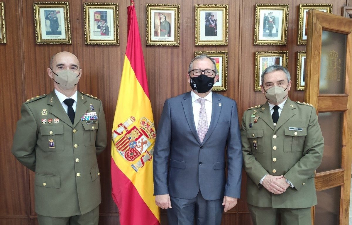 Martí assisteix a la presa de possessió del coronel Luis Manuel Monzó com a nou subdelegat de Defensa