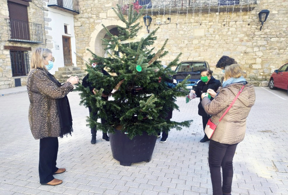 Els majors d'Ares del Maestrat decoren l'arbre de Nadal