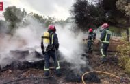 Incendi de neumàtics en l'antic paintball de Peníscola
