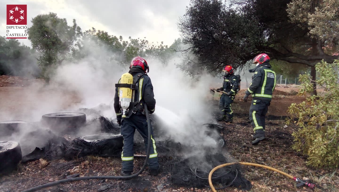 Incendi de neumàtics en l'antic paintball de Peníscola