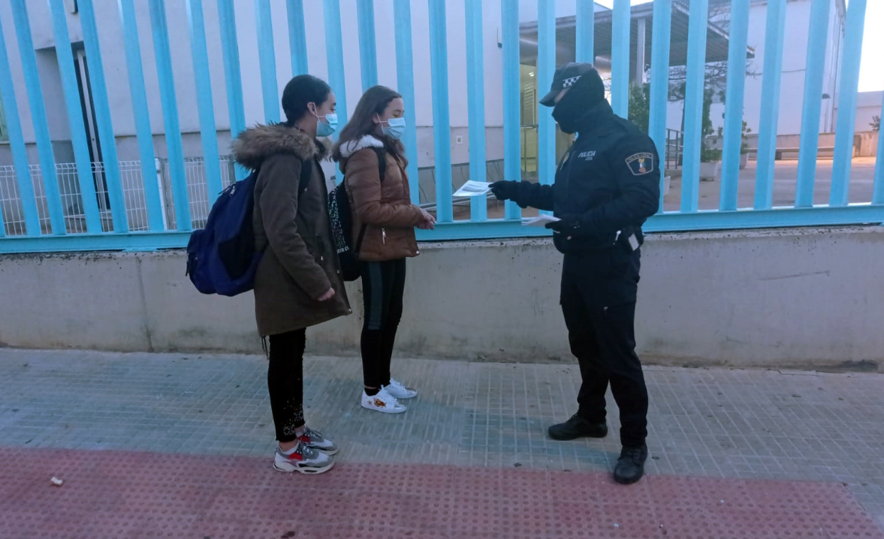 La Policia Local d'Alcalà-Alcossebre realitza una campanya sobre l'ús dels vehicles de mobilitat personal