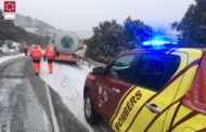 Demanen que ningú es pose en carretera per a veure la neu per a no complicar el treball dels bombers