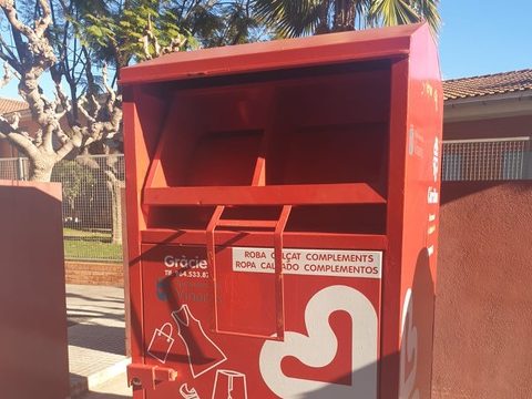 L'Ajuntament de Vinaròs renova el conveni per a la recollida solidària de roba