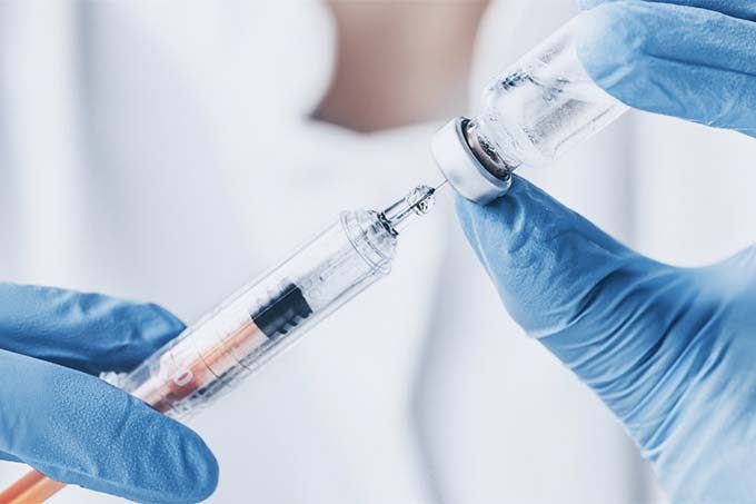 El Col·legi de Metges 'exigeix' a Sanitat que inicie la vacunació dels metges que exerceixen en la sanitat privada