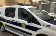Dos vehicles de la Policia Local de Vinaròs apareixen amb els cristalls trencats