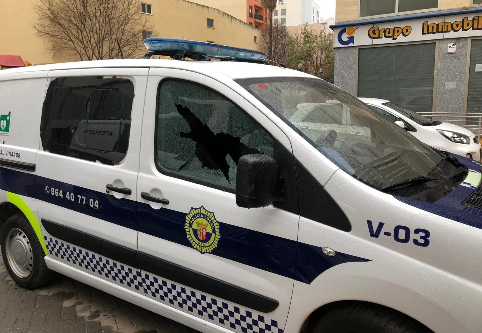 Dos vehicles de la Policia Local de Vinaròs apareixen amb els cristalls trencats
