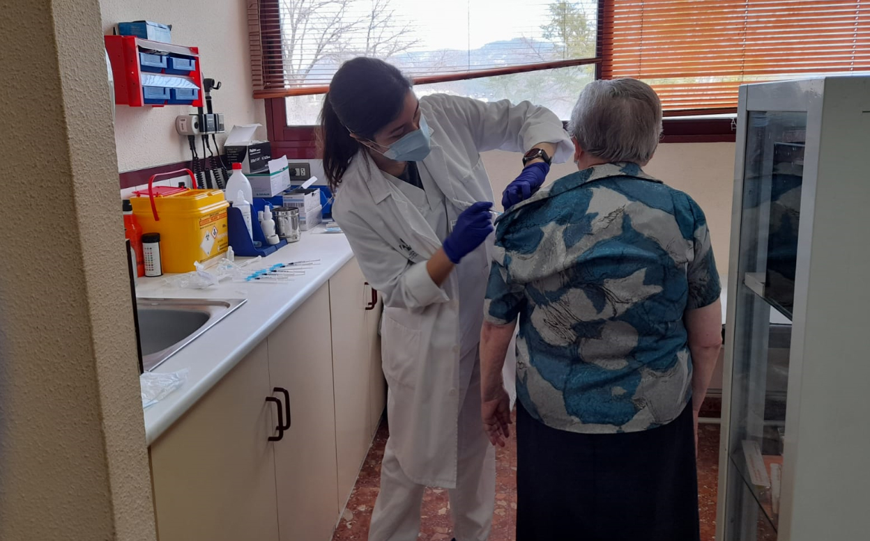 Sanitat inicia la vacunació en persones majors de 80 anys i grans dependents