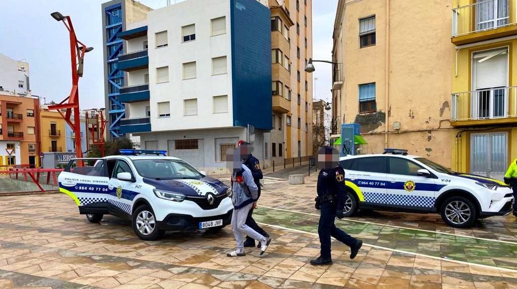 La Policia Local de Vinaròs sorprèn 'in fraganti' a l'autor d'un presumpte robatori d'electrodomèstics