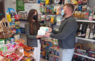 Sant Jordi entrega material de protecció als comerços i establiments turístics