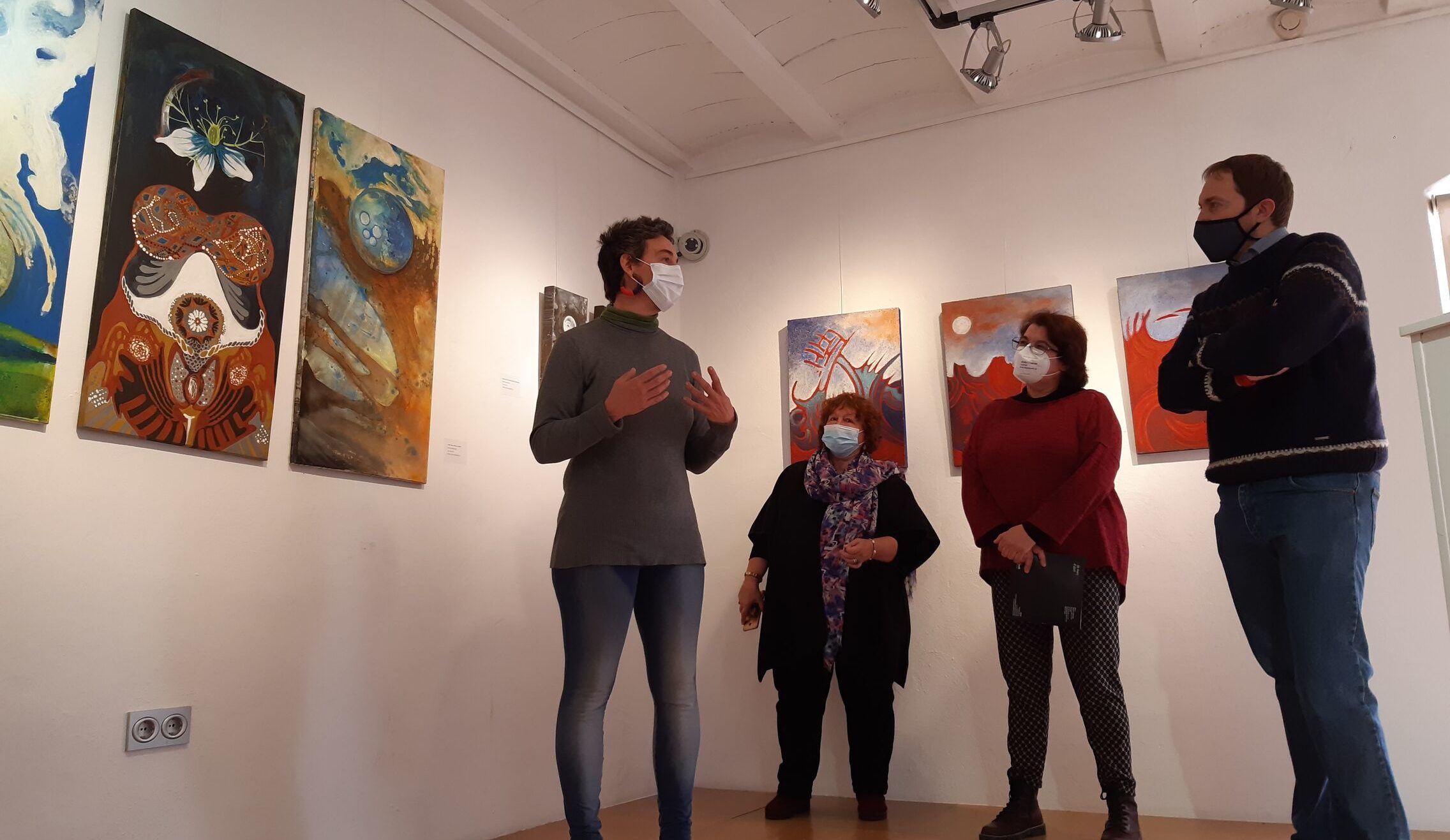 El Museu de Benicarló s’endinsa en el món actual de tres dones artistes amb una exposició col·lectiva