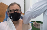 Martí rep la primera dosi d'AstraZeneca i anima a tota la població a vacunar-se quan siga cridada