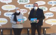Les Coves obsequia als escolars amb el conte “El descobriment de Valentina” en el Dia del Llibre