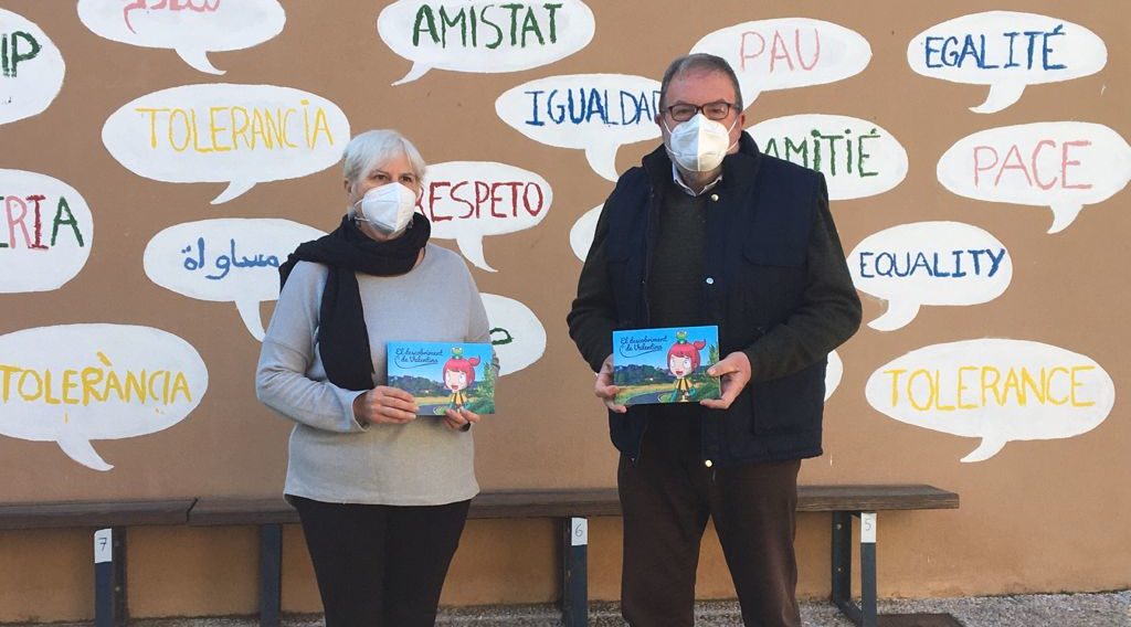 Les Coves obsequia als escolars amb el conte “El descobriment de Valentina” en el Dia del Llibre