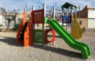 Rossell i Bel renoven el mobiliari del parc infantil