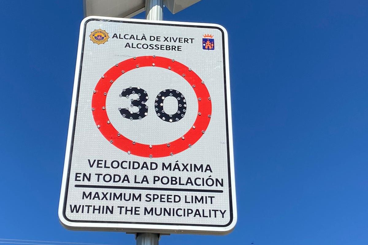 Alcalà-Alcossebre adapta la senyalització viària a la reducció de velocitat en vies urbanes