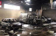 Tres vehicles calcinats en una nau abandonada a Vinaròs