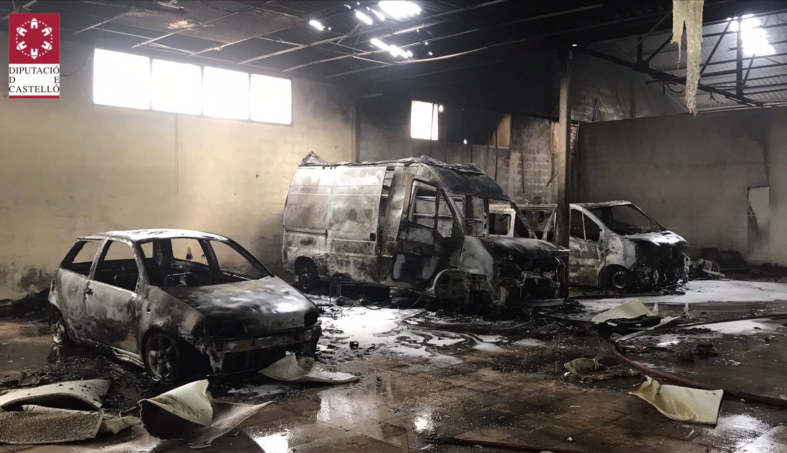 Tres vehicles calcinats en una nau abandonada a Vinaròs