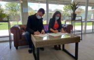 L'alcalde de Vinaròs signa l'acta de recepció de la nova residència