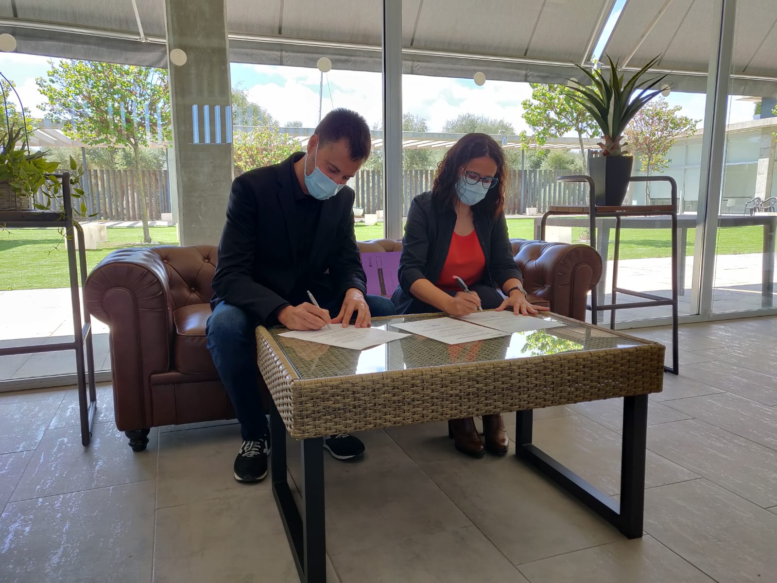 L'alcalde de Vinaròs signa l'acta de recepció de la nova residència