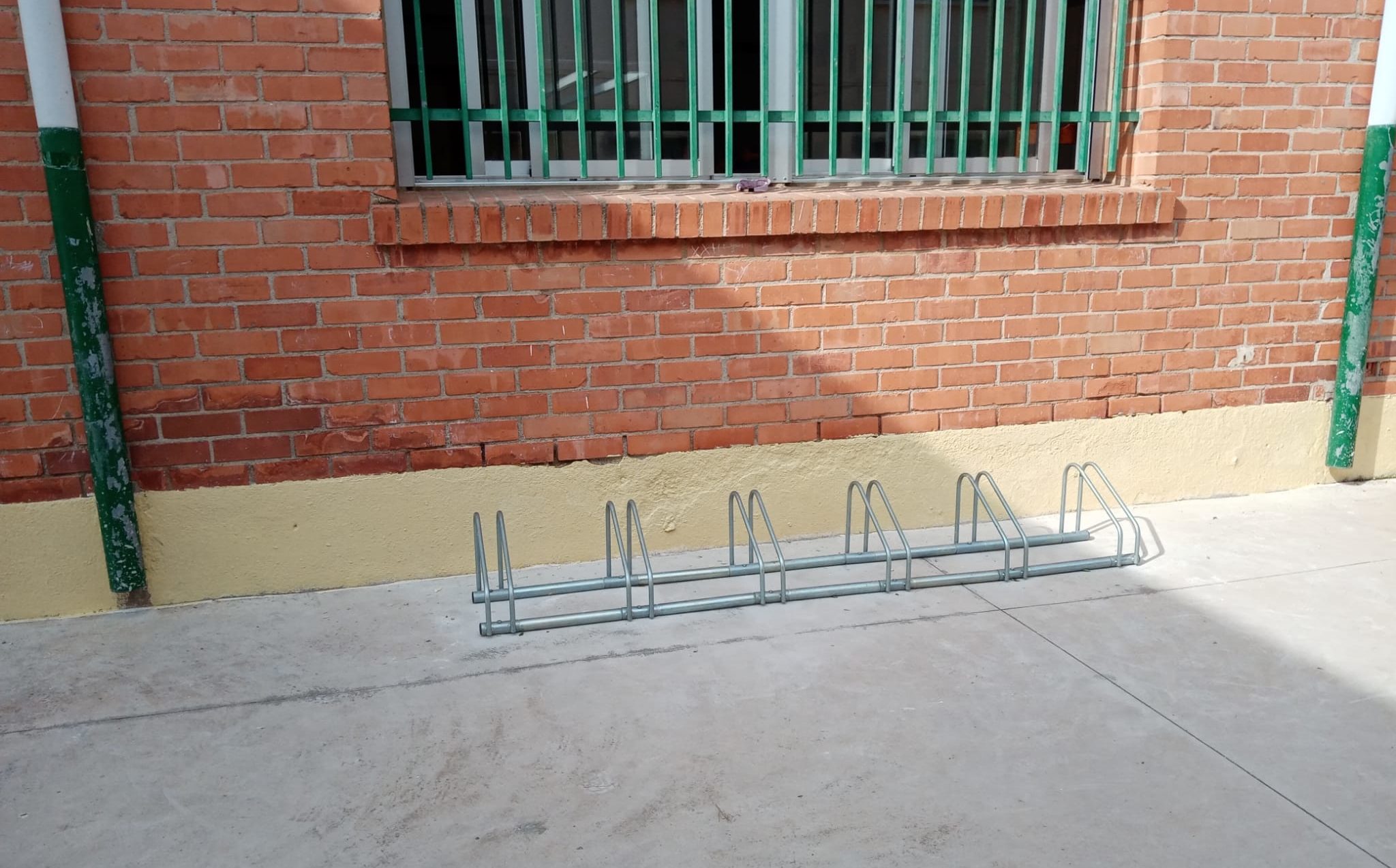 Càlig instal·la aparcaments per a bicicletes al CEIP Felicinda Collell