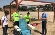 Alcossebre posa en marxa el servei de platja accessible a la platja del Carregador