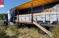 Accident d'un camió que transportava mercaderies perilloses en l'AP7 a Benicarló