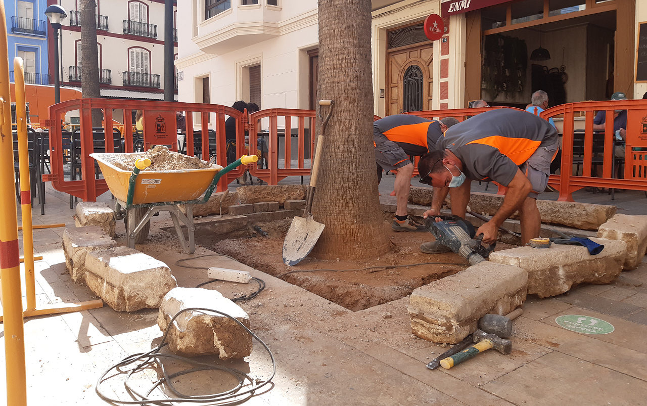 La Brigada d’Obres i Serveis de Benicarló rebaixa els escocells de la plaça de Sant Bartomeu